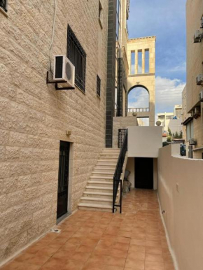 Lovely 2 bedroom apartment + with nice patio